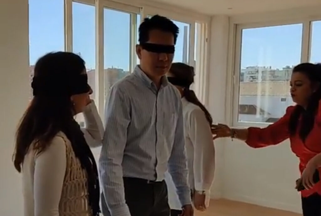 Esprominho deprived the sense of sight to heighten other senses